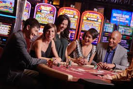 Layar jadwal mendetail menampilkan meja dealer roulette, baccarat, dan blackjack dengan waktu mulai dan tingkat taruhan